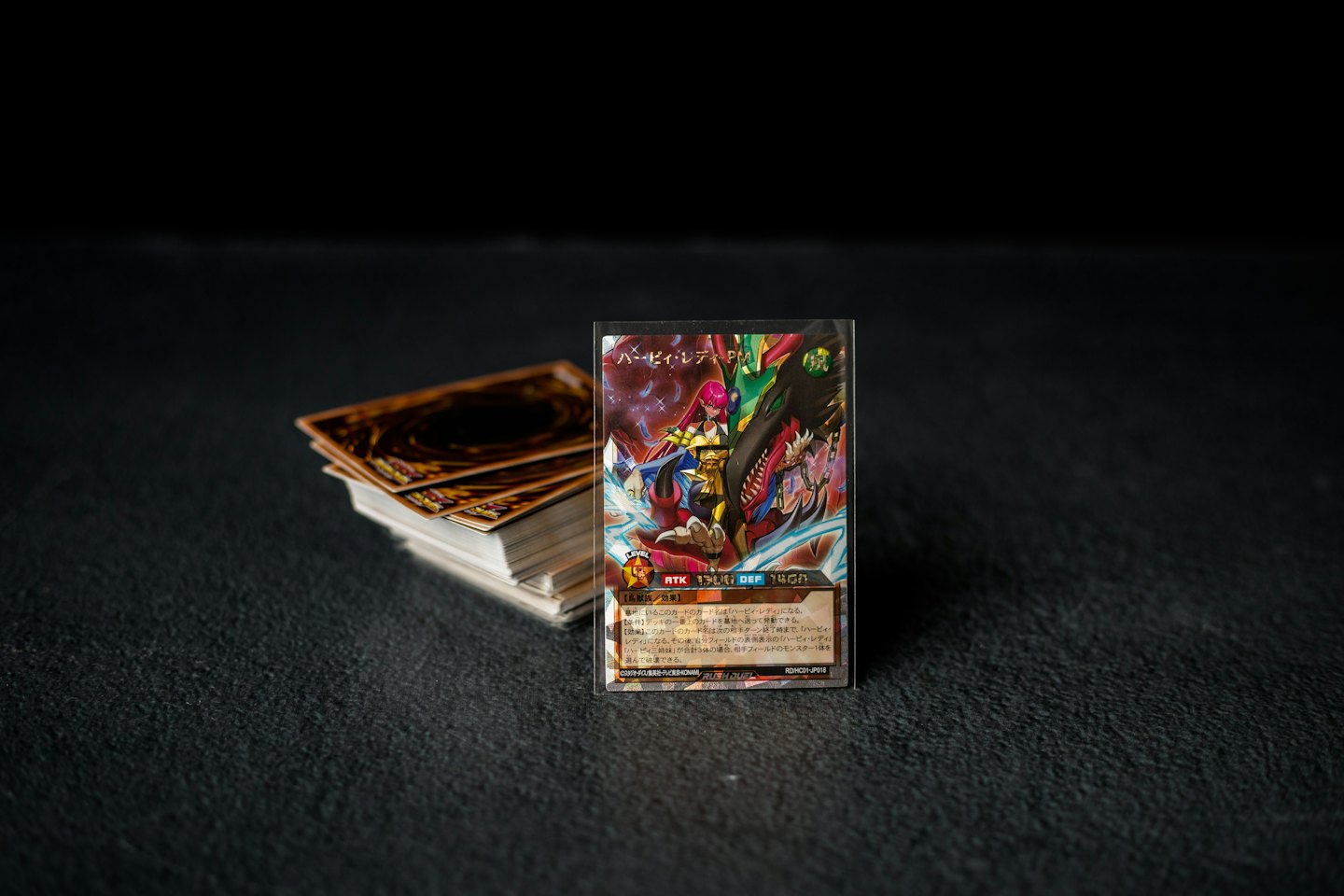 Carte à collectionner dans une pochette de protection avec du texte japonais.
